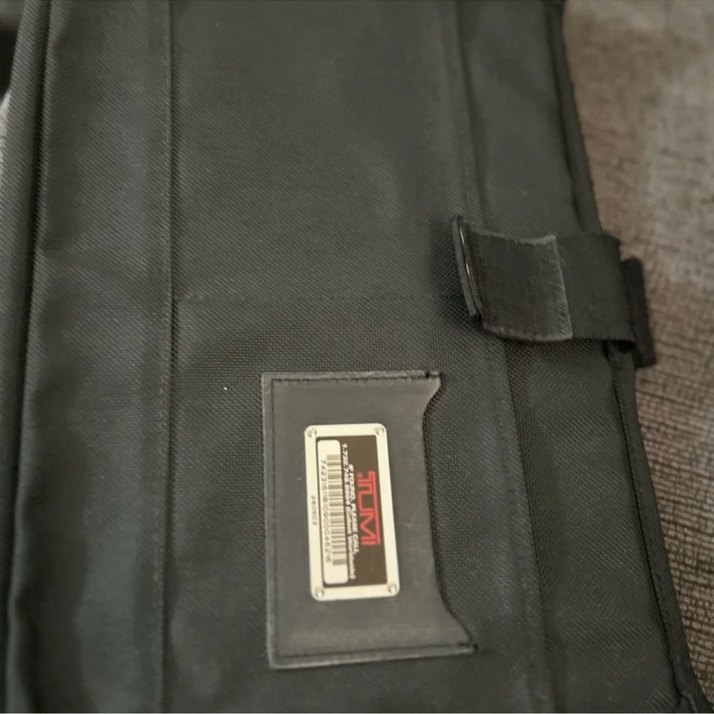 Tumi black padded nylon laptop computer sleeve insert 14